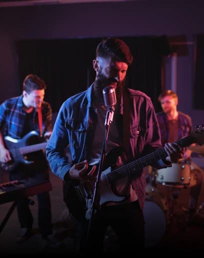 Banda e músicos ao vivo