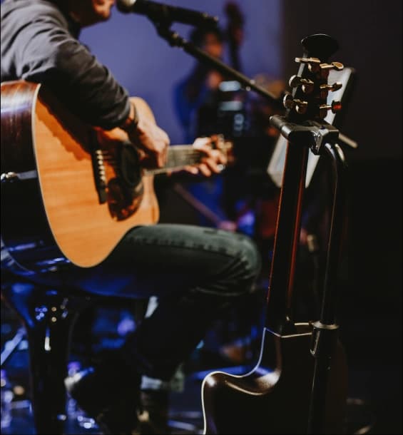 Músico tocando violão ao vivo em evento em Belo Horizonte - Viva Acústicos